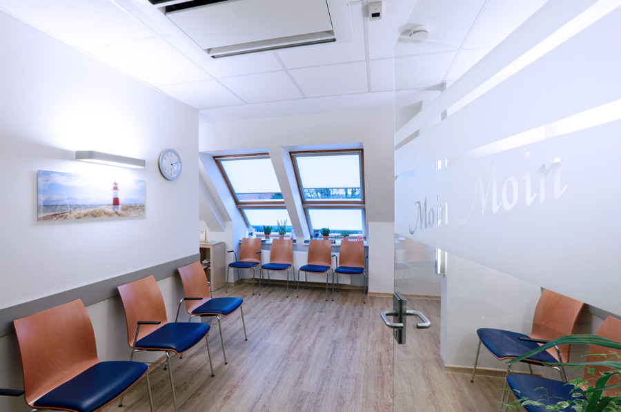 Blick auf das Wartezimmer der urologischen Praxis von Ahmed Aboutahra